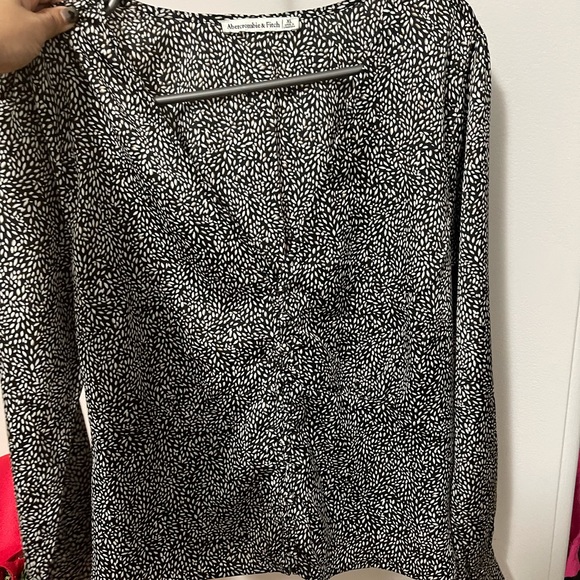 Size XL but fits medium - Picture 2 of 4